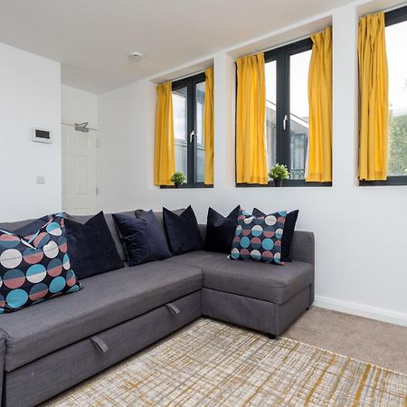 Flat 7- Spacious Studio Flat In The Heart Of Crawley Zewnętrze zdjęcie