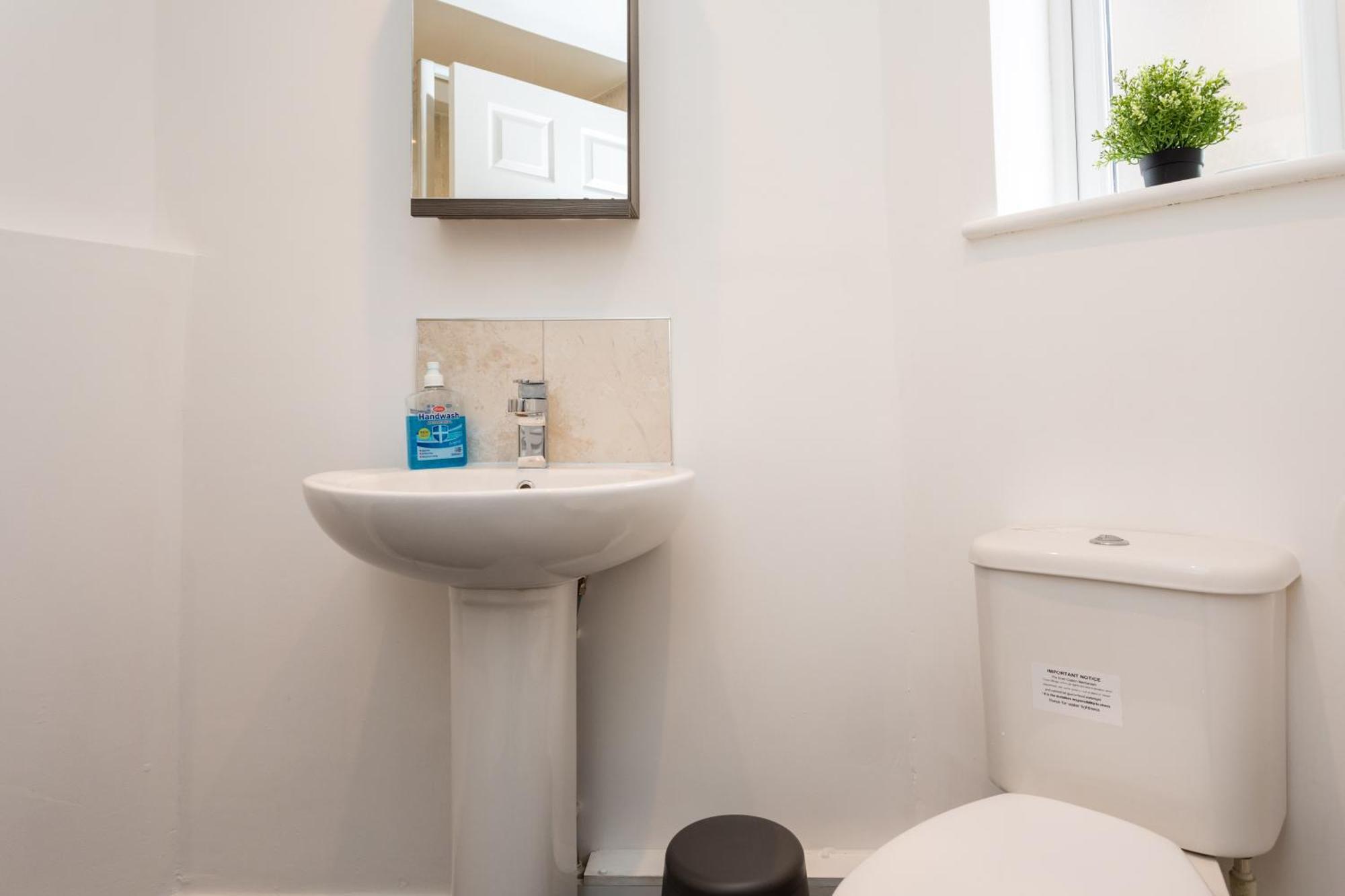 Flat 7- Spacious Studio Flat In The Heart Of Crawley Zewnętrze zdjęcie