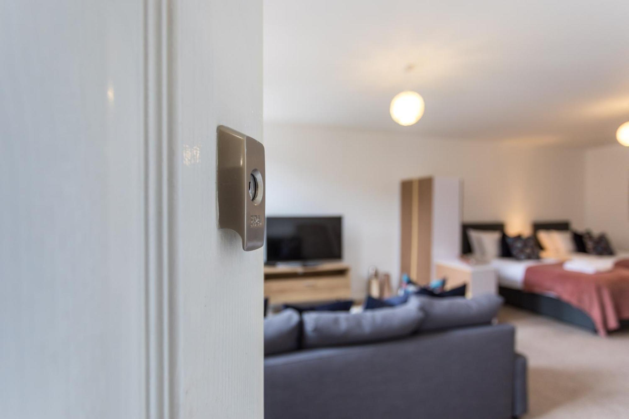 Flat 7- Spacious Studio Flat In The Heart Of Crawley Zewnętrze zdjęcie