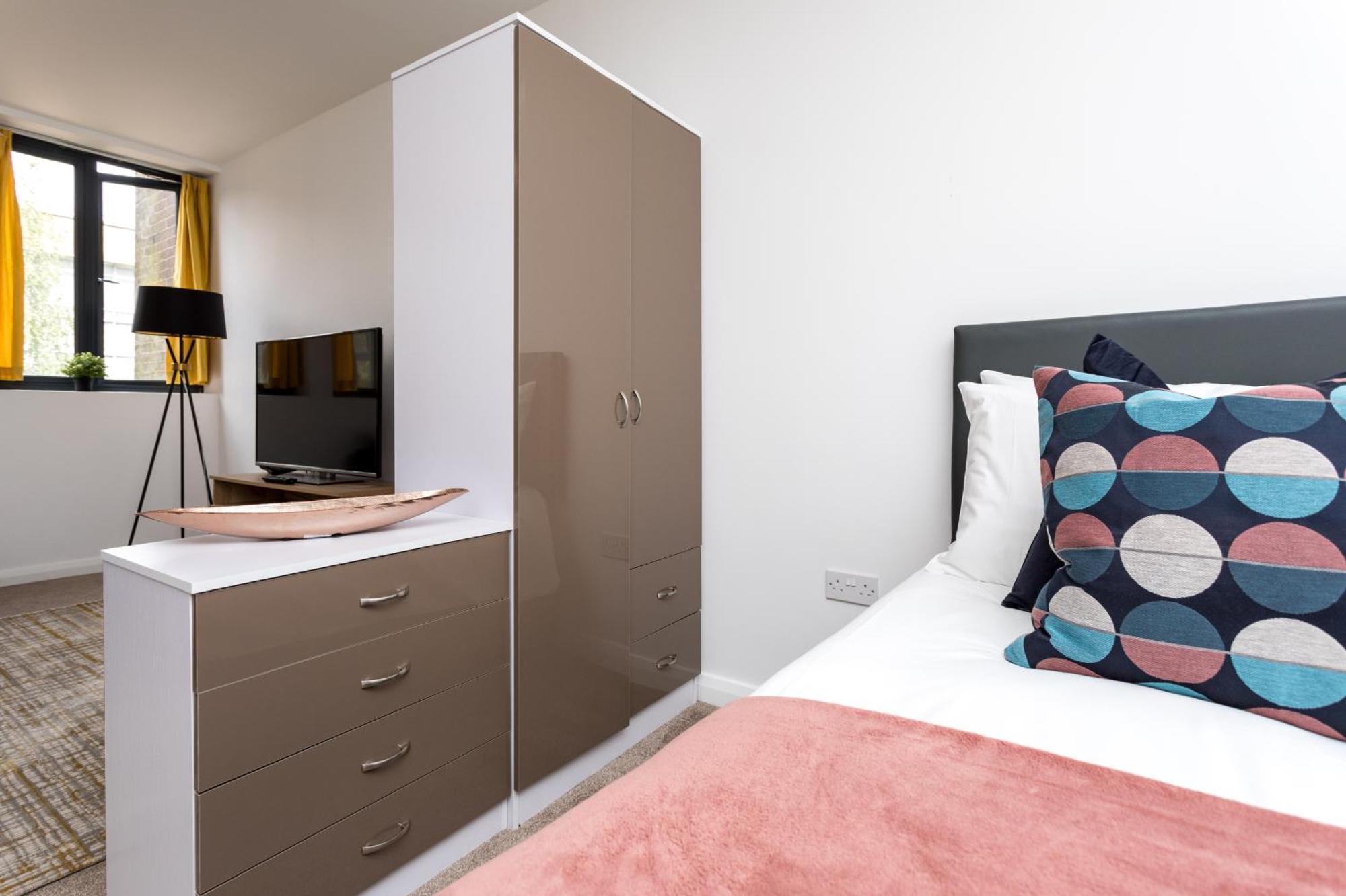 Flat 7- Spacious Studio Flat In The Heart Of Crawley Zewnętrze zdjęcie