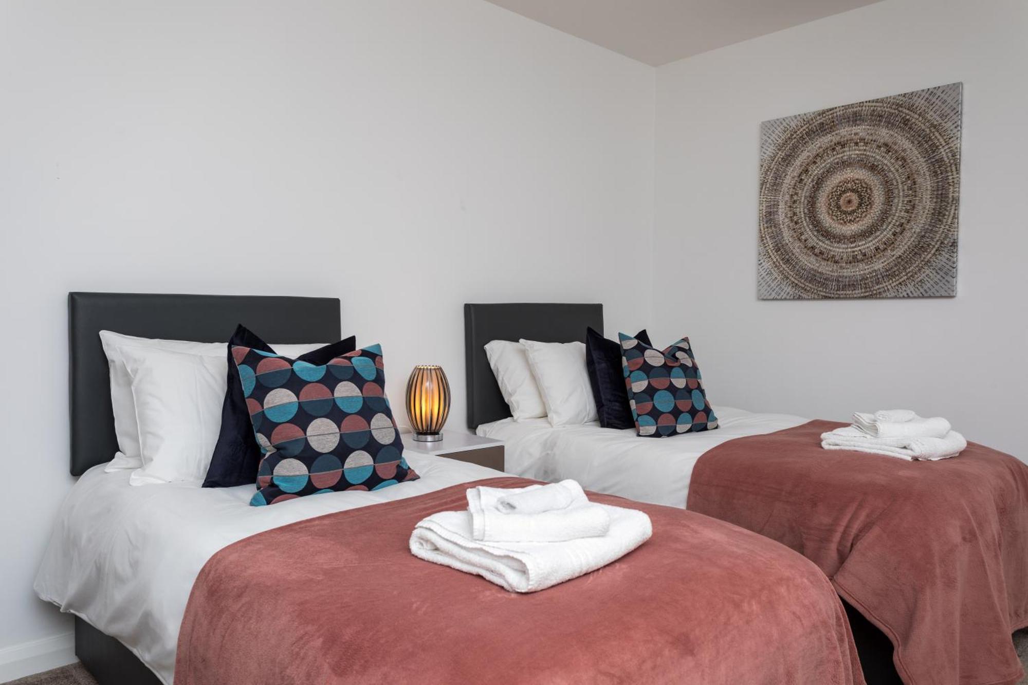 Flat 7- Spacious Studio Flat In The Heart Of Crawley Zewnętrze zdjęcie
