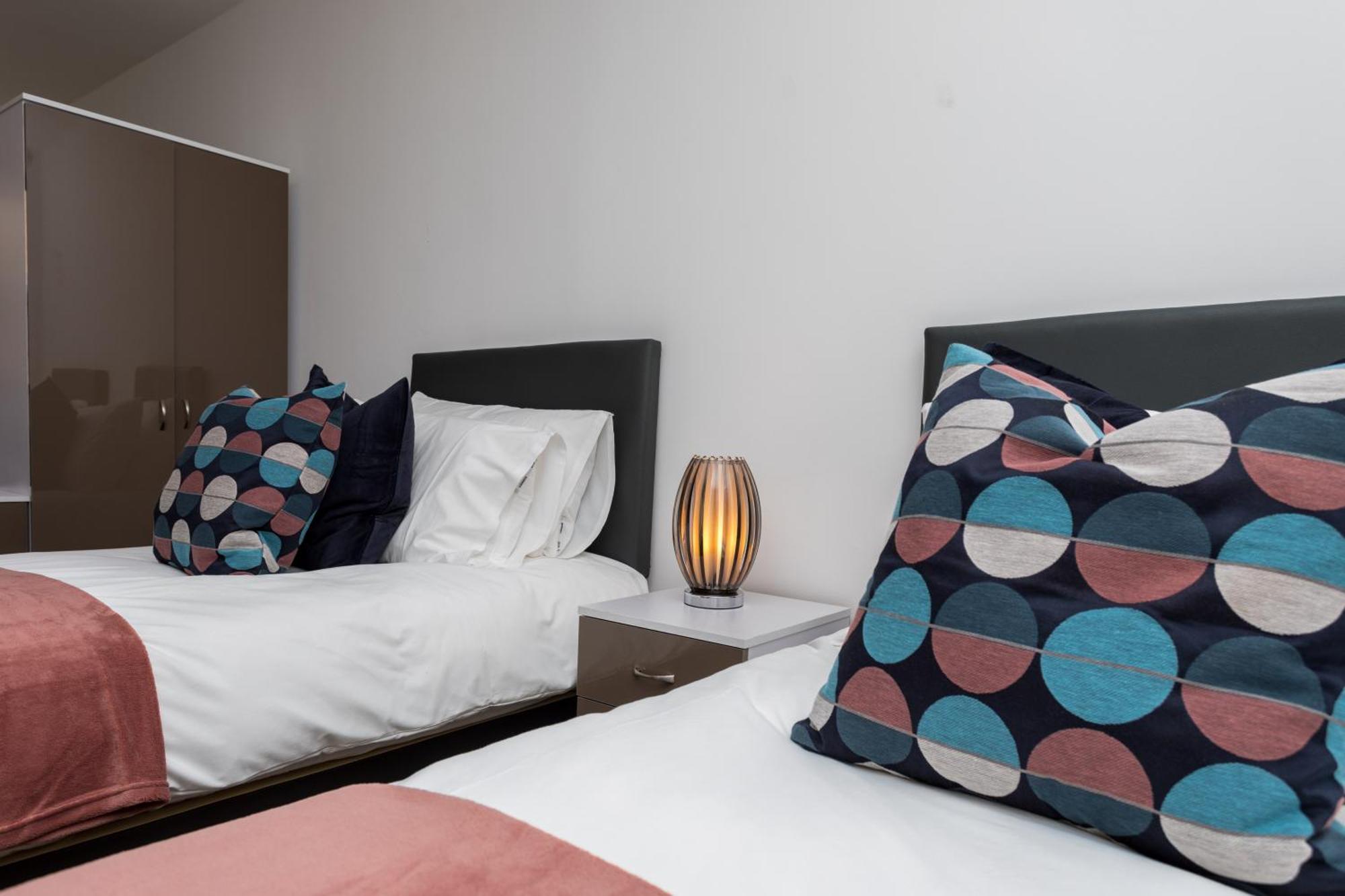 Flat 7- Spacious Studio Flat In The Heart Of Crawley Zewnętrze zdjęcie